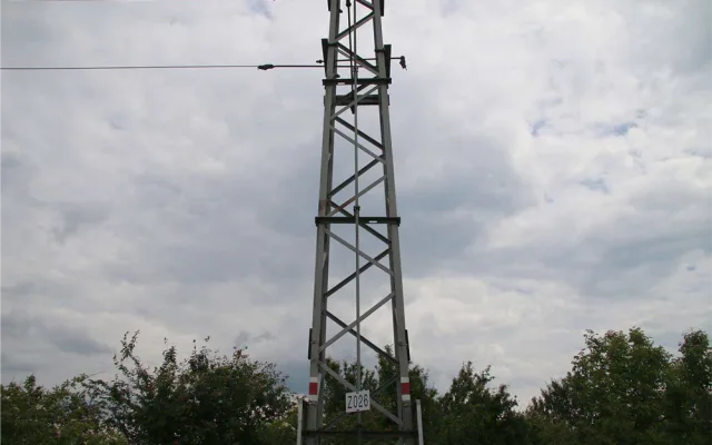 Neznámý pachatel ukradl z trakčních podpěr dva kotevní nástavce trolejového drátu o průměru 9 mm, každý o délce padesáti metrů