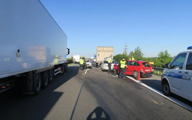 4 - Na D35 řešili policisté postupně tři hromadné dopravní nehody