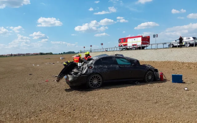 Přes tři promile, škoda přes dva miliony. Opilý řidič letěl s mercedesem u Bochoře přes střechu