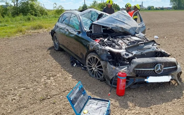 Přes tři promile, škoda přes dva miliony. Opilý řidič letěl s mercedesem u Bochoře přes střechu