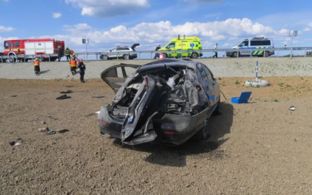 Přes tři promile, škoda přes dva miliony. Opilý řidič letěl s mercedesem u Bochoře přes střechu