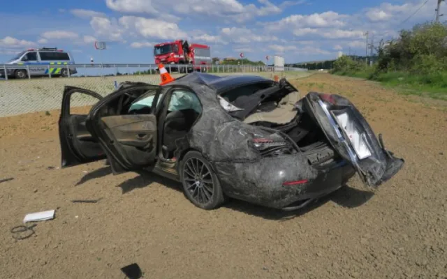 Přes tři promile, škoda přes dva miliony. Opilý řidič letěl s mercedesem u Bochoře přes střechu