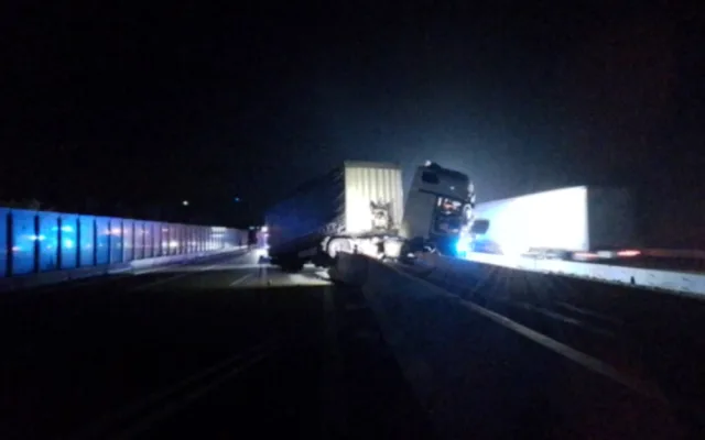 Na obchvatu Olomouce kamion prorazil betonové hrazení. Směr na Mohelnici je uzavřený