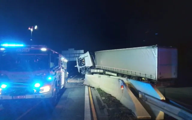 Na obchvatu Olomouce kamion prorazil betonové hrazení. Směr na Mohelnici je uzavřený