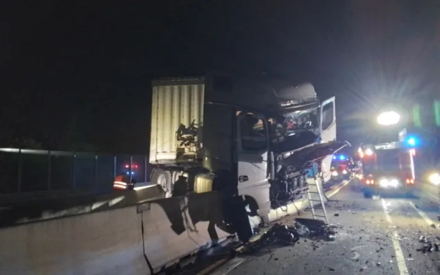 Na obchvatu Olomouce kamion prorazil betonové hrazení. Směr na Mohelnici je uzavřený