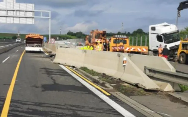Na obchvatu Olomouce kamion prorazil betonové hrazení. Směr na Brno je uzavřený