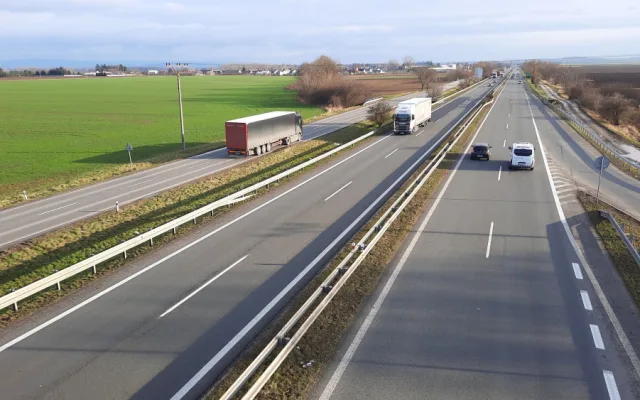 Až do poloviny června budou stavbaři opravovat díry a praskliny na dálnici do Mohelnice. Doprava bude omezená