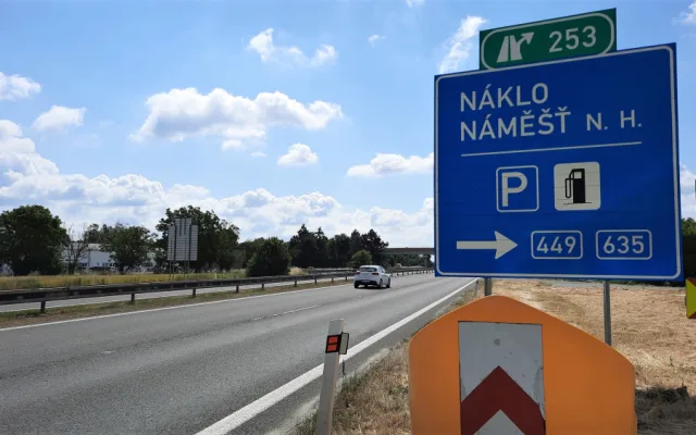 Až do poloviny června budou stavbaři opravovat díry a praskliny na dálnici do Mohelnice. Doprava bude omezená