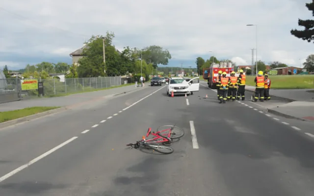 Úraz hlavy a letecký transport do nemocnice. Dívka se sluchátky v uších vjela na kole před auto