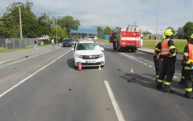 Úraz hlavy a letecký transport do nemocnice. Dívka se sluchátky v uších vjela na kole před auto