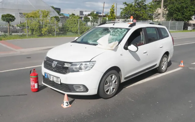 Úraz hlavy a letecký transport do nemocnice. Dívka se sluchátky v uších vjela na kole před auto
