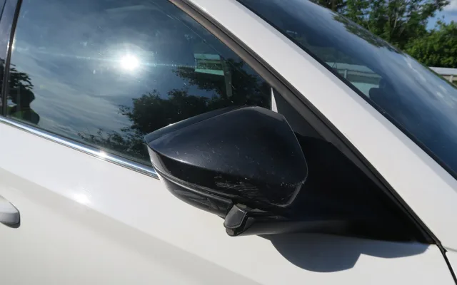 Jedna nehoda, dvě odlišná vysvětlení. Policisté hledají svědky střetu na D35 u Litovle