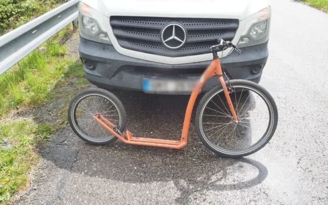 Mladík sjížděl Dlouhé Straně na koloběžce. Před závorou nestihl zabrzdit a srazil cyklistu