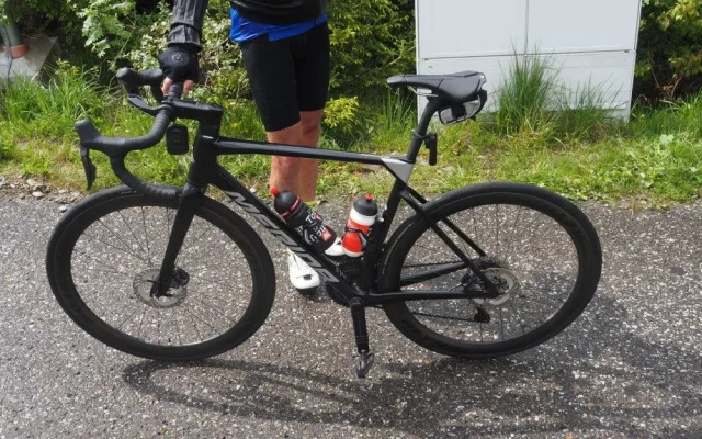 Mladík sjížděl Dlouhé Straně na koloběžce. Před závorou nestihl zabrzdit a srazil cyklistu