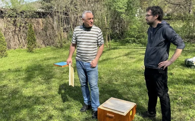 Hejtman pomáhá založit chov včel v Čechách pod Kosířem. Zámek chce obohatit park a nabízet vlastní med