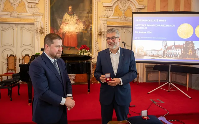 2 - ČNB vydala mince s motivem olomouckých historických památek