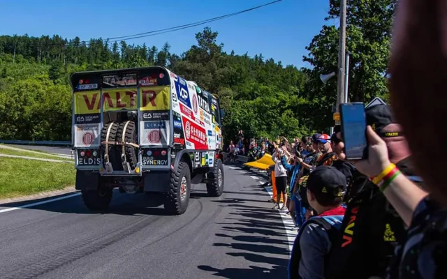 Na trati mohou diváci vidět v plné rychlosti při exhibičních jízdách i kamiony z Rallye Dakar