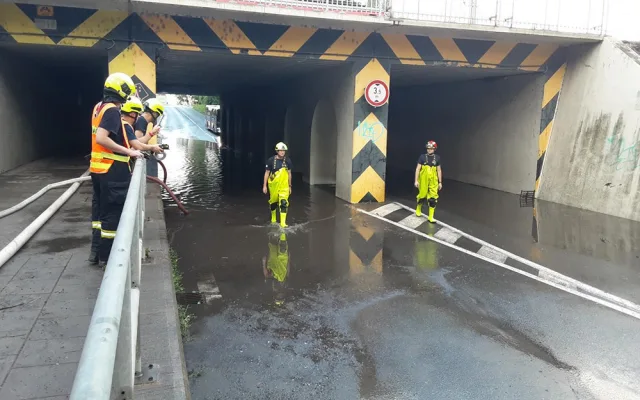 Olomouc zasáhla silná bouřka. Hasiči odčerpávali vodu ze sklepů a bojovali s požárem střechy po úderu blesku