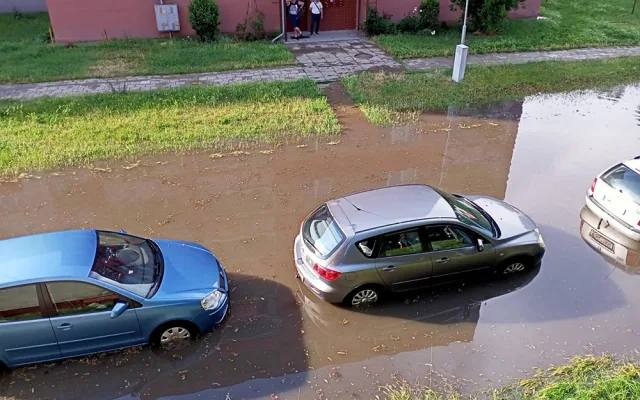 Olomouc zasáhla silná bouřka. Hasiči odčerpávali vodu ze sklepů a bojovali s požárem střechy po úderu blesku