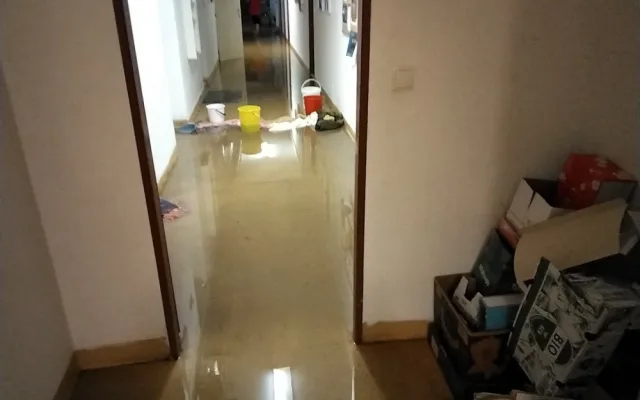 Silná bouřka a liják potrápily Hranice a okolí. Voda se dostala i na dálnici D1 a vyplavila několik sklepů
