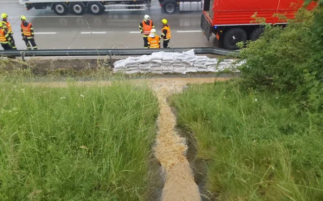 Silná bouřka a liják potrápily Hranice a okolí. Voda se dostala i na dálnici D1 a vyplavila několik sklepů