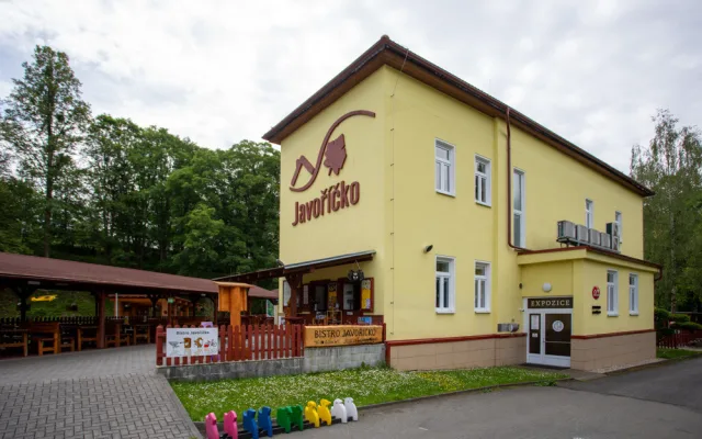 Bouzov v zahradě. Novou odpočinkovou zónu v Javoříčku doplnily modely výletních cílů