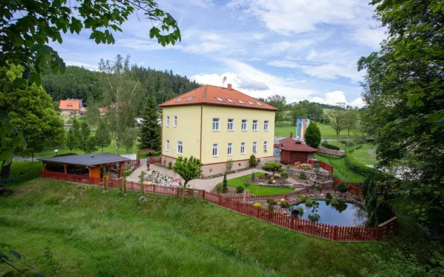 Bouzov v zahradě. Novou odpočinkovou zónu v Javoříčku doplnily modely výletních cílů