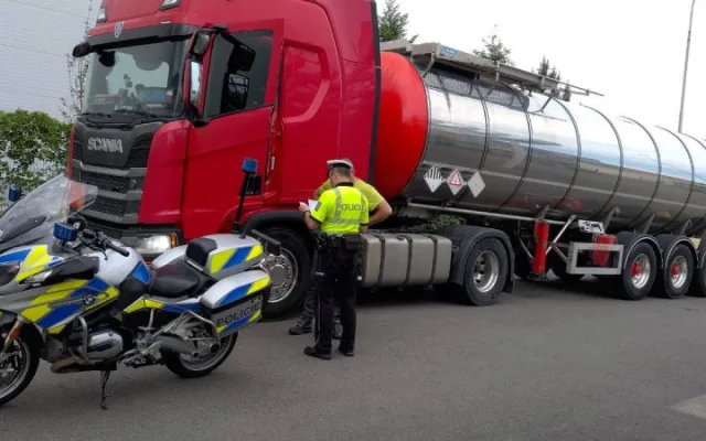 VIDEO: Řidička kamionu předjížděla v zákazu u Bělotína další nákladní auta. Zpomalila provoz na dálnici