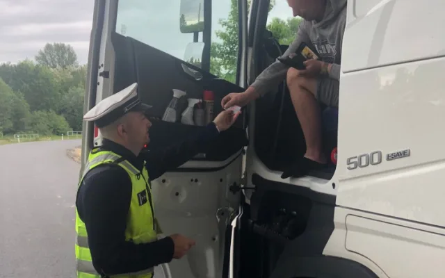 VIDEO: Řidička kamionu předjížděla v zákazu u Bělotína další nákladní auta. Zpomalila provoz na dálnici