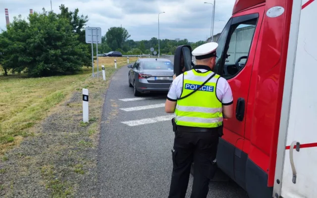 VIDEO: Řidička kamionu předjížděla v zákazu u Bělotína další nákladní auta. Zpomalila provoz na dálnici