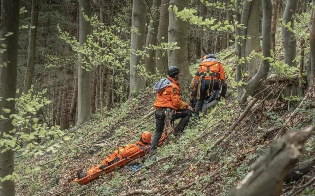 Lezecký maraton krajských hasičů. Zachraňovali během něj sebevraha z jeřábu