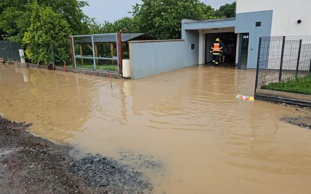 Hasiči zasahují ve Velkém Týnci. Voda tam zaplavila ulice