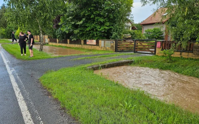 Hasiči zasahují ve Velkém Týnci. Voda tam zaplavila ulice