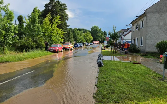 VIDEO: Hasiči zasahují ve Velkém Týnci. Voda z přívalové bouřky tam zaplavila ulice