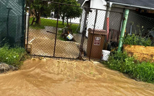 VIDEO: Hasiči zasahují ve Velkém Týnci. Voda z přívalové bouřky tam zaplavila ulice