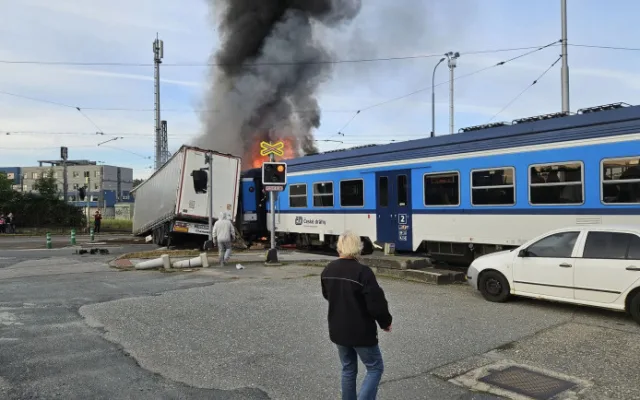 Před soudem je srážka kamionu s vlakem a požár na přejezdu v Olomouci. Polský řidič přiznal vinu