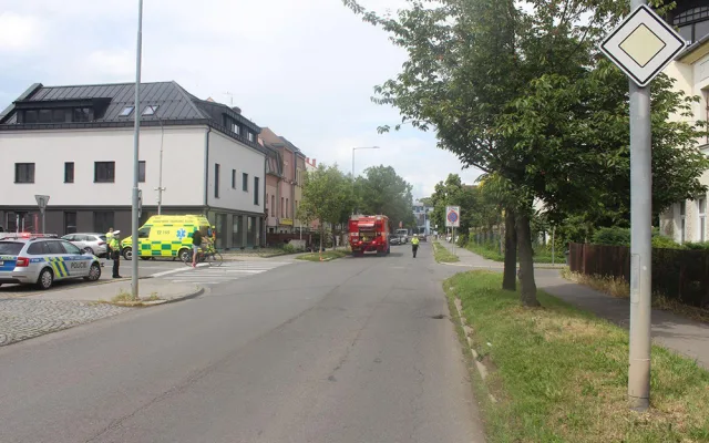 Páteční dopravní nehoda osobního auta a motocyklu