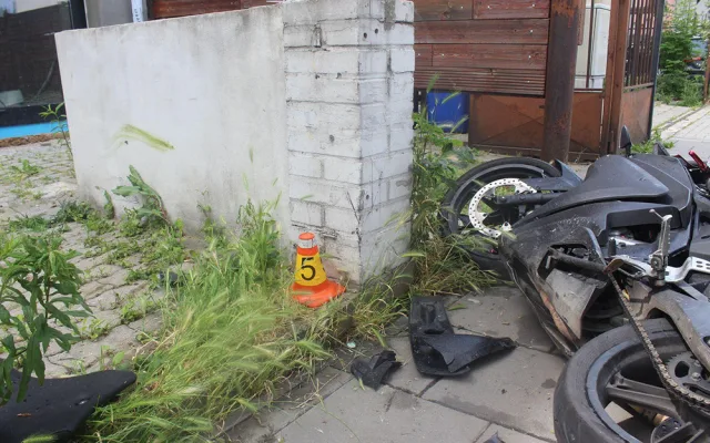 2 - Páteční dopravní nehoda osobního auta a motocyklu