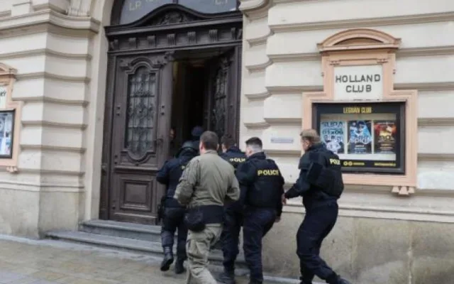 Policisté dnes obsadili Městský dům v Přerově, kde střelec ohrožoval návštěvníky. Šlo o cvičení