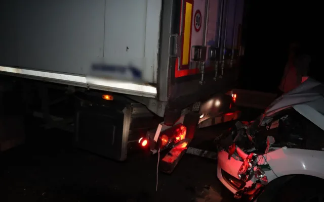 Dálnici u Litovle v noci zablokovala nehoda tří aut. Osmadvacetiletý viník odmítl dechovou zkoušku