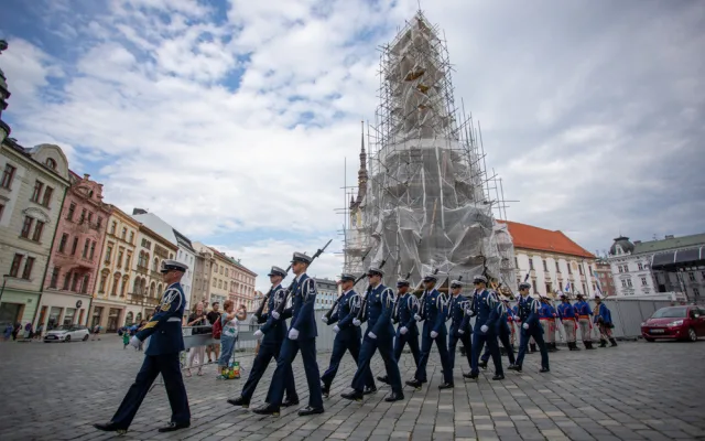 FOTO A VIDEO: Precizní sestavy a triky se zbraněmi. Olomoucké náměstí sledovalo show čestných stráží