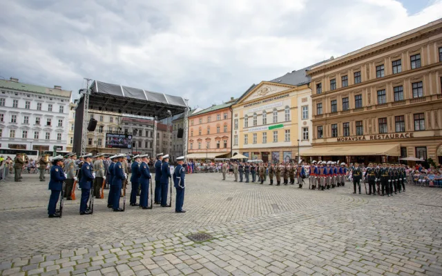 FOTO A VIDEO: Precizní sestavy a triky se zbraněmi. Olomoucké náměstí sledovalo show čestných stráží