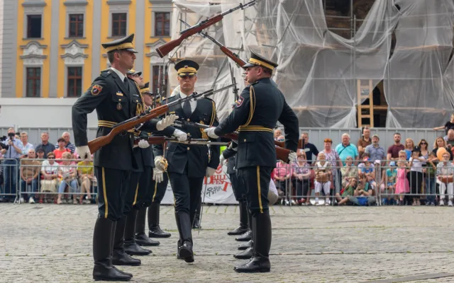FOTO A VIDEO: Precizní sestavy a triky se zbraněmi. Olomoucké náměstí sledovalo show čestných stráží