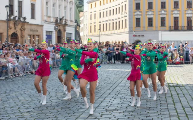 FOTO A VIDEO: Precizní sestavy a triky se zbraněmi. Olomoucké náměstí sledovalo show čestných stráží
