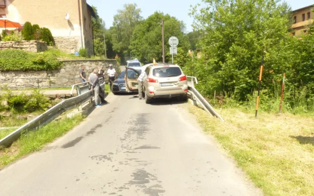 Seniorovi se v Písečné zasekl koberec pod pedály, narazil do protijedoucího vozu. Škoda je přes čtvrt milionu