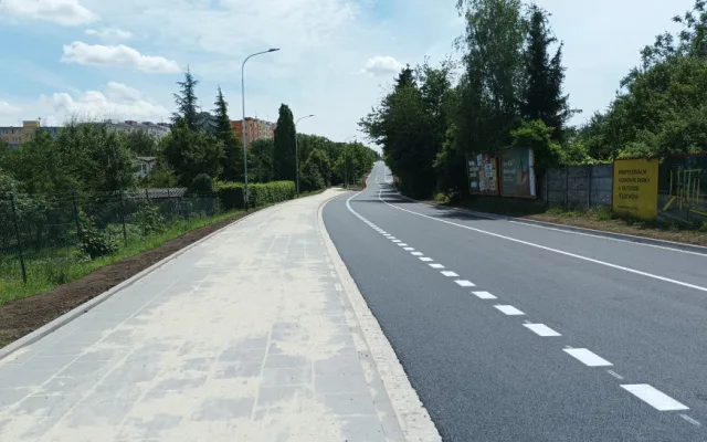 Stavbaři opravili frekventovanou Okružní ulici v Olomouci o dva týdny rychleji. Už tudy jezdí auta