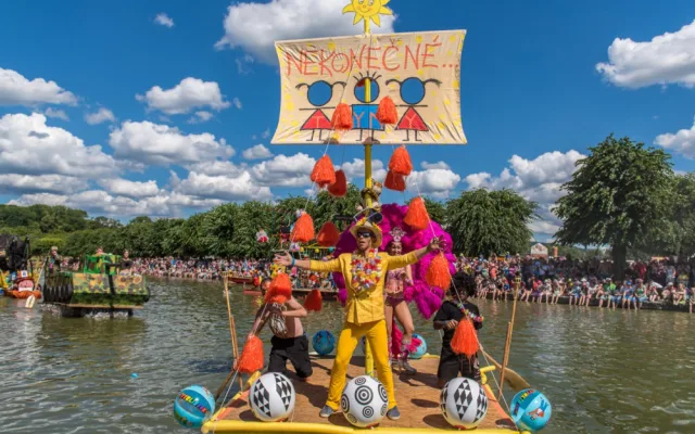 Holešovská Regata láká na Kollera, Desmod, Leoše Mareše i soutěž plavidel