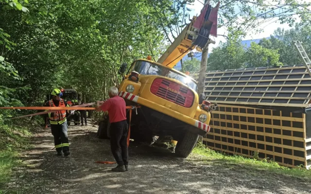 Pod dvacetitunovým jeřábem se na okraji Jeseníku utrhla cesta. Hrozilo, že se převrátí na chatu