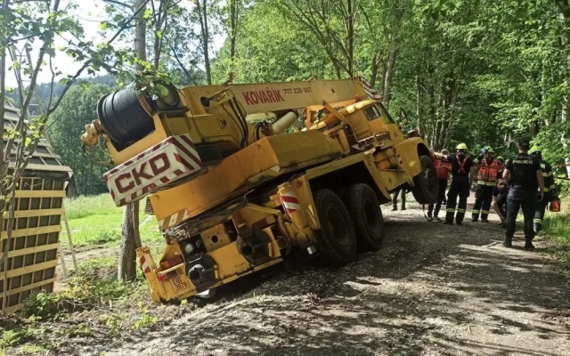 Pod dvacetitunovým jeřábem se na okraji Jeseníku utrhla cesta. Hrozilo, že se převrátí na chatu