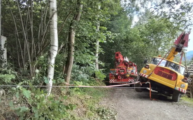 Pod dvacetitunovým jeřábem se na okraji Jeseníku utrhla cesta. Hrozilo, že se převrátí na chatu